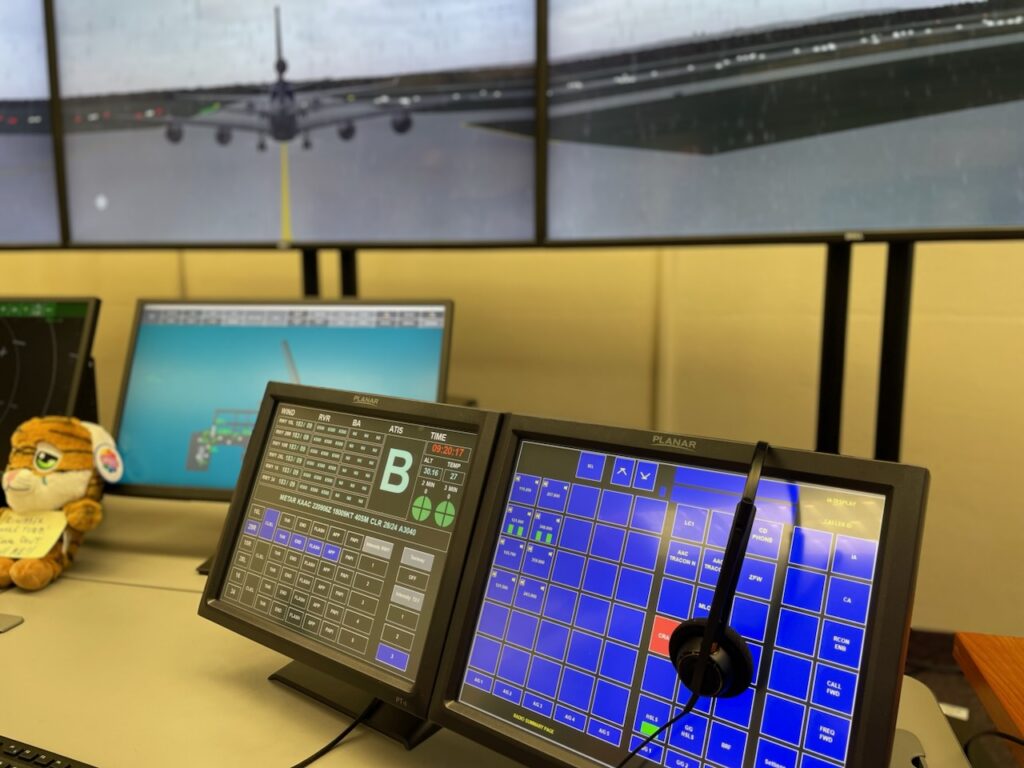 image of the simulation lab in the air traffic control classroom